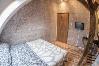 Хостелы Fitness Hostel - pokoje OZONOWANE, darmowy parking Вроцлав Стандартный двухместный номер с 1 кроватью и общей ванной комнатой-1